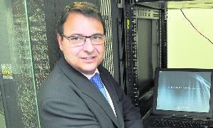 El director general de TDS, Miguel Ángel García, muestra uno de los sistemas de servidores informáticos de la compañía. / Fran Jiménez