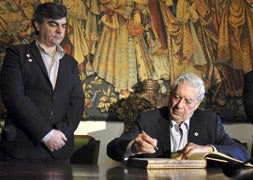 Jesús Sedano alcalde de Toro junto a Vargas Llosa / Fran Jimenez