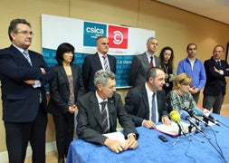 Luis José Rodríguez Alfayate, sentado en el centro, con algunos de los representantes de CSICA que han dimitido como consejeros de Caja España-Duero. / Rubén Cacho-Ical
