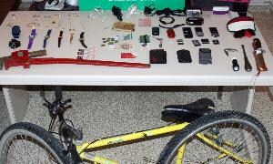 Herramientas y objetos recuperados por la Guardia Civil y bicicleta del detenido. / El Norte