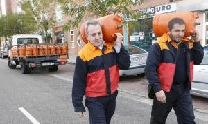 Pedro y Nicolás reparten bombonas de butano a diario por todos los barrios de Valladolid. / Ramón Gómez