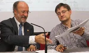 León de la Riva y Francisco Javier Mena Martín firman el acuerdo. / F. F.