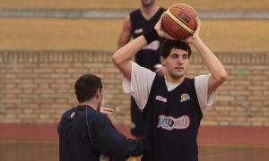 Lezcano explica un ejercicio a Mirotic, en abril de 2010. / Merche de la Fuente