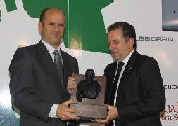 Santiago Parga, gerente de Moraggo, recibe el premio de manos de Rafael Casado. / ROSA BLANCO