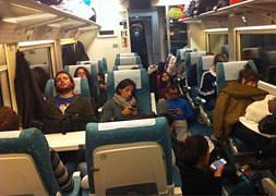 Interior del tren afectado por la avería. Los pasajeros intentan descansar. Foto del usuario de Twitter @Javi_Cavero.
