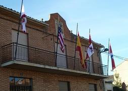 Cinco banderas banderas ondeaban ayer en el balcón del Ayuntamiento de Santervás. / L. Sancho