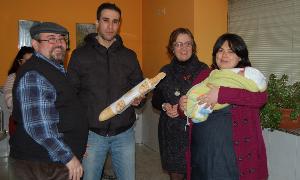 Ayman recibe su primera barra de pan