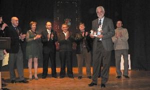 Arturo Esteban Álvarez posa con el premio ante el presidente de la Diputación y alcaldes de la zona. / J. F.