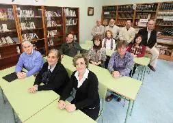 Profesores, directivos y antiguos alumnos del colegio, en la biblioteca. / F. Blanco