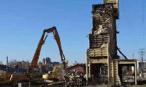 Las máquinas trabajan en la demolición del antiguo silo de piensos situado entre la estación de Ariza y Arco de Ladrillo. / H. Sastre