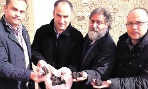 El alcalde de Abejar, Antonio Romero; el presidente de la Asociación de Truficultores de Soria, Carlos Fresneda; el periodista Javier Pérez Andrés; y Pedro Gracia, Asociación Forestal de Soria. :: I. G. V.