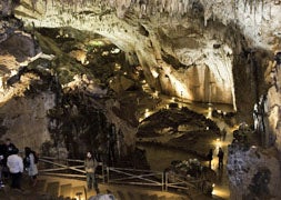 Interior de la cueva leonesa de Valporquero. / Pablo Requejo