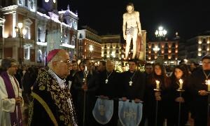 El arzobispo, Ricardo Blázquez, durante el Vía Crucis, a su paso por la tercera estación (Jesús Atado a la Columna). / Gabriel Villamil