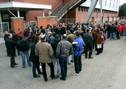 Concentración de los trabajadores de Antibióticos por impago de salarios. / Carlos S. Campillo-Ical