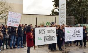 Más de un centenar de trabajadores de Seda Solubles se concentraron a las puertas de la fábrica de café de Palencia. / Sara Muniosguren-Ical