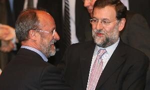 León de la Riva saluda a Mariano Rajoy en una interparlamentaria del PP celebrada en Valladolid en 2003. / R. GÓMEZ
