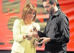 La alcaldesa Teresa López entrega el Roel a Enrique Gato. / Fran Jiménez