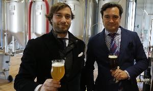 Los hermanos Alfonso y Agustín Perdomo-Spinola en la sala de elaboración de la cerveza Casasola. / Gabriel Villamil