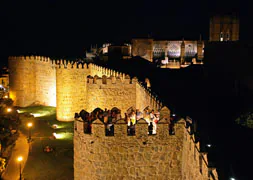 Visitas nocturnas teatralizadas a la muralla de Ávila. / Ical