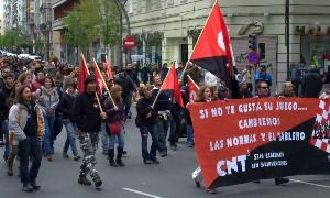 Manifestación de la CNT durante su recorrido por la calle Gamazo. J. M.