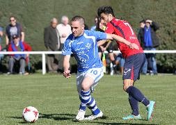 Iván aguanta el balón ante el abulense Yagan. / A. Tanarro