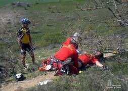 El Grupo de Rescate de Protección Civil evacua al ciclista. / Ical