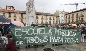 Concentración de protesta en la Plaza Mayor palentina. / Antonio Quintero