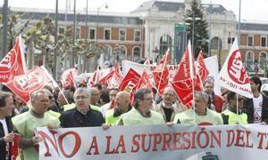 Manifestación celebrada hoy en Valladolid contra la supresión de servicios de trenes. GABRIEL VILLAMIL