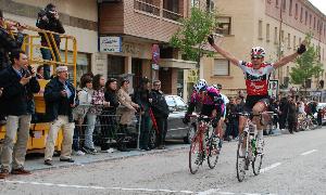 Ángel Fuentes alza los brazos como ganador del Trofeo José Luis de Santos. / El Norte