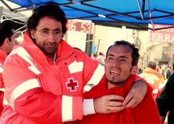 El vencedor del Medio Maratón, Óscar Fernández, es atendido por los voluntarios de la Cruz Roja a su llegada a la meta./ L. A. Curiel