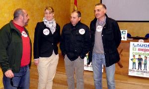 Alberto Moya y Servando San Segundo (primero y segundo por la derecha) con otros participantes en el acto electoral de la AUGC. / M. A. L.