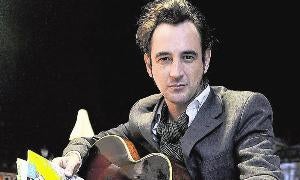 El músico y escritor Igor Paskual, en la Plaza Mayor de Valladolid. / R. OTAZO
