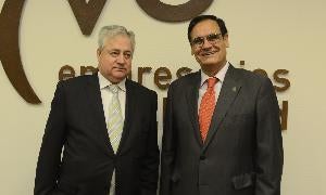 Manuel Soler, presidente de la CVE, presenta a Eliecer Villar, Cecale de Oro y presidente de la UEMC. / Miguel Ángel Santos