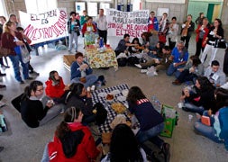 Vecinos de Navalperal de Pinares se concentran en el estación de trenes de Ávila. / M. Martín-Ical