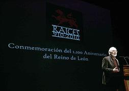 Pedro Aparicio presenta en 2010 el documental 'León, cuna del parlamentarismo'. /ICAL
