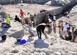 Alumnos extranjeros durante las excavaciones de 2011 en el yacimiento vacceo de Pintia. / Fran Jiménez