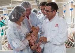 Silvia Clemente y Antonio Silván, con un lechón en una granja de San Cebrián de Castro. / J. L. Leal-Ical