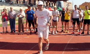 David Mora inicia la salida en la pista de atletismo. / Antonio de Torre