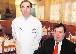 Los propietarios de La Codorniz, Alejandro (izquierda) y Lino García posan en su restaurante. / De Torre