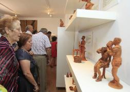 Varias personas observan las figuras del Museo Etnográfico de Oficios Desaparecidos / MERCHE DE LA FUENTE