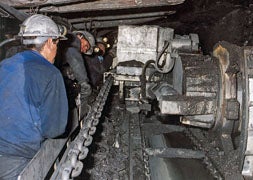 Varios mineros trabajan en el túnel de Las Cuevas de Uminsa. / El Norte