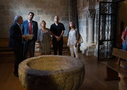 Alberto Castro y Rosa Valdeón visitan la restauración de la nave sur en la Iglesia de Santa María de la Horta. / J. L. Leal-Ical