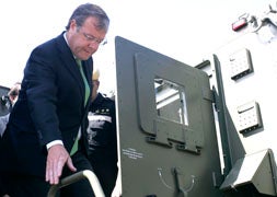 El consejero de Fomento y Medio Ambiente, Antonio Silván, visita las instalaciones del V Batallón de Intervención de Emergencias de la UME. / C. S. Campillo-Ical