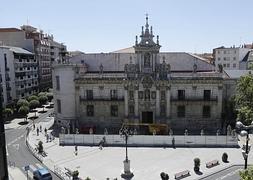 Vista general de la fachda de la Universidad y de la plaza. / El Norte