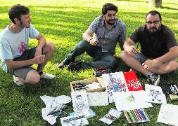 Jorge Méndez, Iván San Martín y Jorge Consuegra, miembros del grupo de dibujo 'Nos comen los nipones'. / Andrea Bruiz