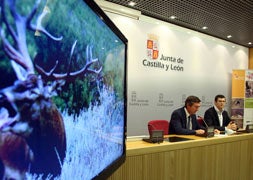 José Ángel Arranz (i), presenta el nuevo modelo de las Reservas Regionales de Caza. / Ical