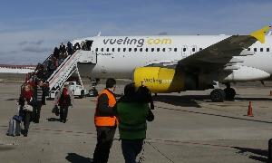 Llegada del primer vuelo de Vueling procedente de Barcelona al aeropuerto de Villanubla. / Villamil
