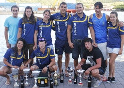 La delegación del Club Cisne posa con sus trofeos./ El Nortel