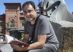 David Acebes, sentado en la fuente que diseñó Eduardo Cuadrado, en la Plaza de España :: ANDREA BRUIZ