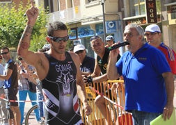 Jesús Gomar cruza la línea de meta en primera posición / Merche de la Fuente